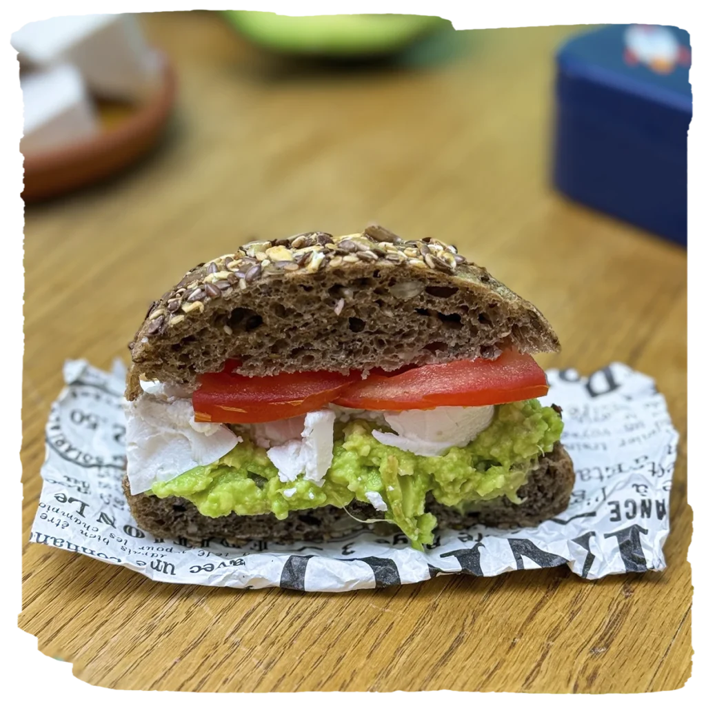 Avokado ve Keçi Peynirli Sandviç