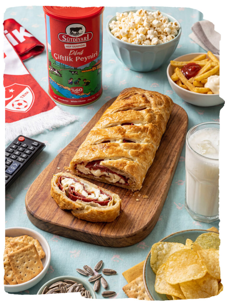 Beyaz Peynirli ve Pastırmalı Stromboli